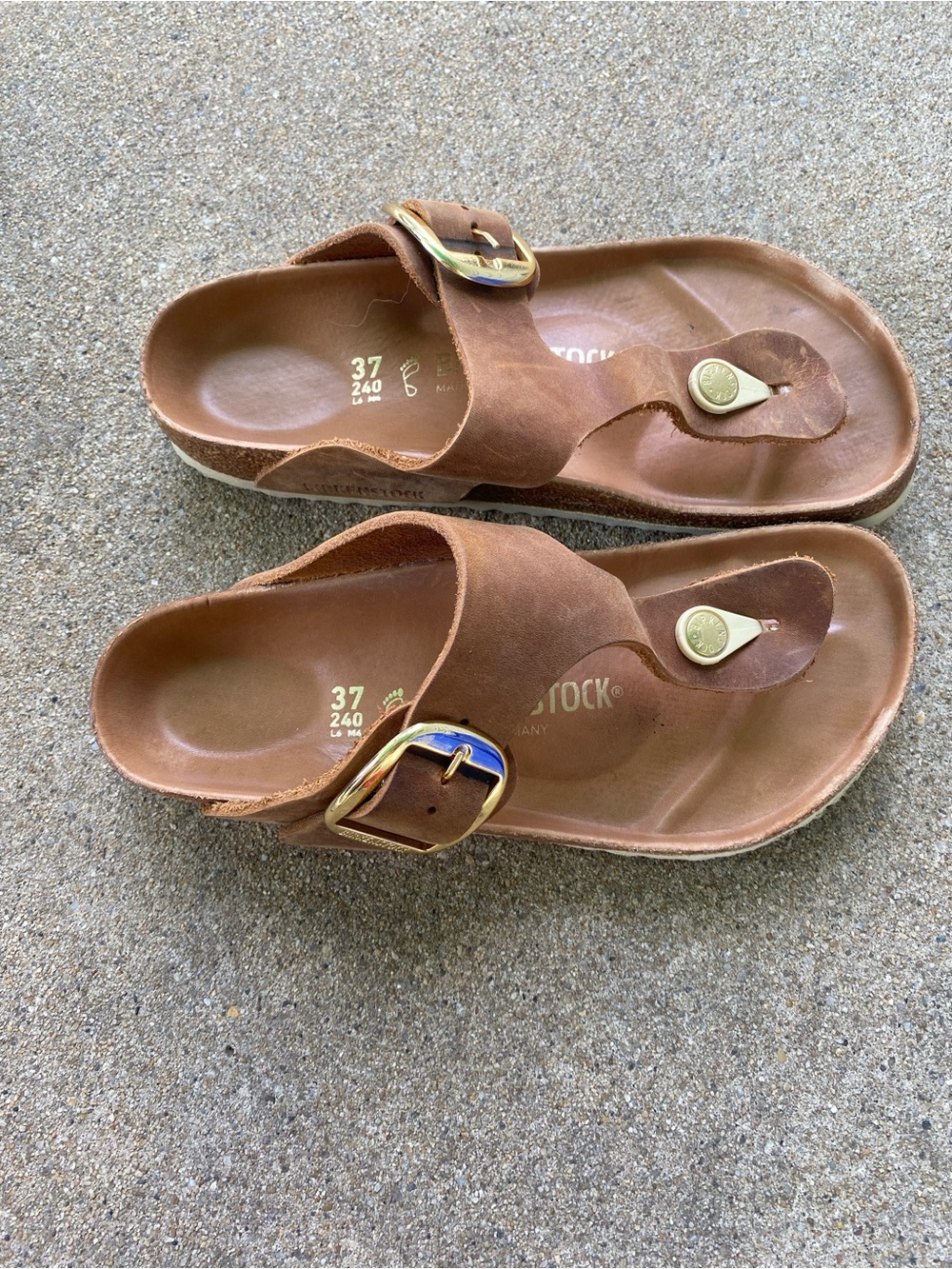 Birkenstock Almond Leather Gizeh Big Buckle Sandals Gold Accents - Picture 2 of 5